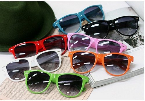 Horúci hit tohto leta - moderné slnečné okuliare v rôznych farebných prevedeniach. Oslňte svoje okolie originálnym vzhľadom!